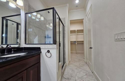 Galleria Comfort 3BR King Bed Private Jacuzzi and Garage - Foto 10