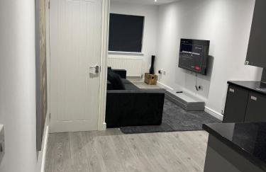 Cosy Luxury Home with Private Parking Sleeps 3 - Photo 7