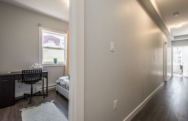 Spacious DAL & Downtown Apartments - Photo 13