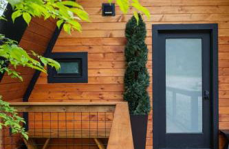 Designer A-Frame Treehouse with hot tub on river - Foto 7