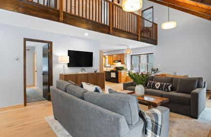 Catskills Mountain Home Near Windham w Fireplace Open Living Deer Run Lodge by AvantStay - Foto 2