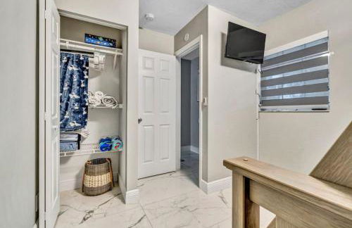 Three Bedroom Pool Home with Modern Interior Design - Foto 13