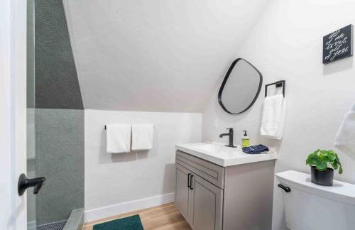 Morrison Getaway - 2BR House BBQ Free Parking - Foto 24