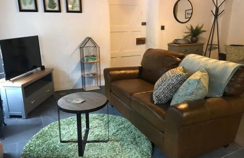 Listed One bedroom thatched cottage with garden - Photo 3