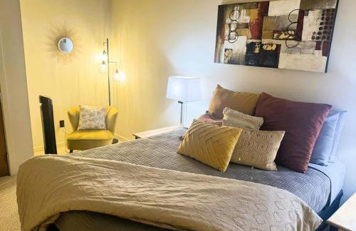 Downtown Condo Above Restaraunts- Free Parking - Foto 48