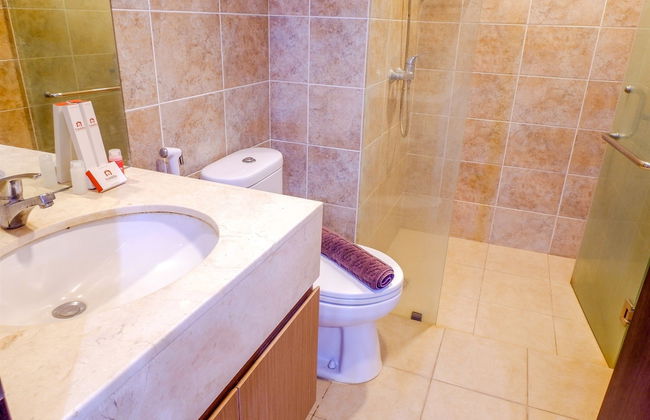 Cozy Pool View Kemang Village Residence Apartment with Direct Access to Mall - Foto 34