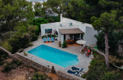 Villa en Cala Morell con piscina privada en el bosque - Foto 1