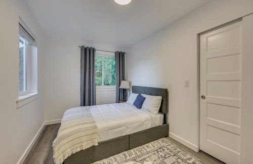 Waterfront Patio! Stylish Family Home in Everett - Photo 23