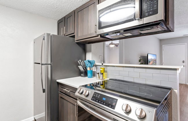 Soco 2BR Corner Suite w Pool King bed Fast Wifi - Photo 8