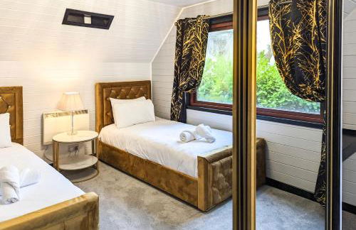 Lugh 9 - Hot Tub-Perth-Pets-Luxury-Hunting Tower - Photo 7