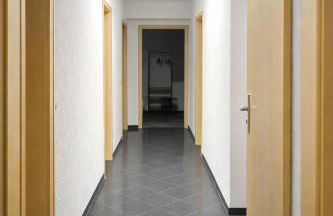 STN Kocherwald Suite - Ferienwohnung mit 4 Schlafzimmer, 8 Big Beds, Parkplatz & Balkon, Highspeed WLAN, Netflix Premium, Zentral zu Audi & Schwarz Gruppe - Foto 7