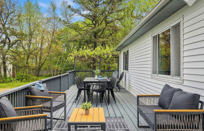 Inn the Poconos by Avantstay Private Lake Access Enclosed Hot Tub - Photo 36