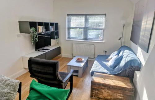 Bright 2-Bed Flat with Free Parking near Whetstone - Foto 1