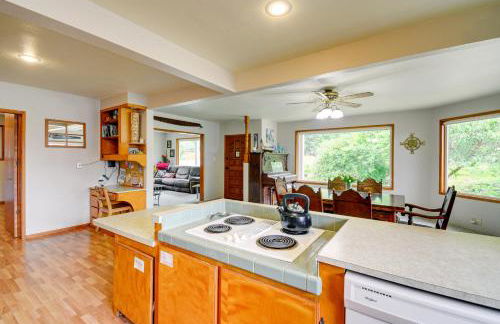 Cozy Washington Retreat with Deck, Walk to Beach! - Foto 8