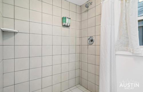 Walk to E. Austin Hotspots 2BR 1BA w Parking Dog-Friendly By Austin Vacay - Foto 32