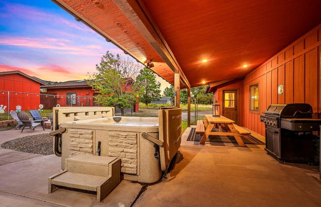 Spacious Canyon Peak Pine View Home Game Room Hot Tub - Photo 11