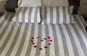 Chez Celine et Philippe appartement dans propriété de charme avec piscine - Foto 11