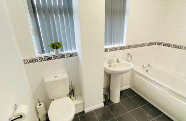Wolverhampton 3-Bed Home Garden 4 Beds Parking for 2 Vans Ideal for Contractors, NHS & Long Stays Near M6, Walsall & City Centre - Foto 12