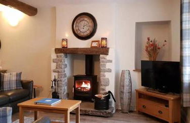 The Beautiful Bobbin - Premium Cottage with views, local walks, wood burner & pubs - Photo 4
