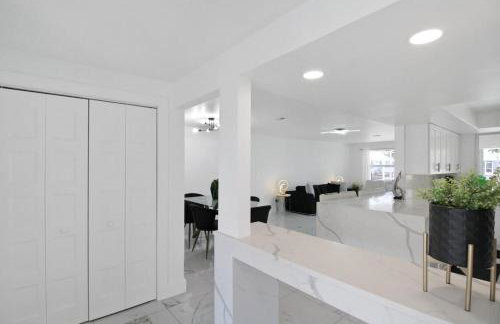 Chic & modern canal-front retreat with private pool - Azure Tides - Photo 40