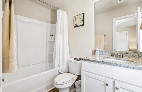 Elegant Escape Near Six Flags with WiFi, AC - Foto 13