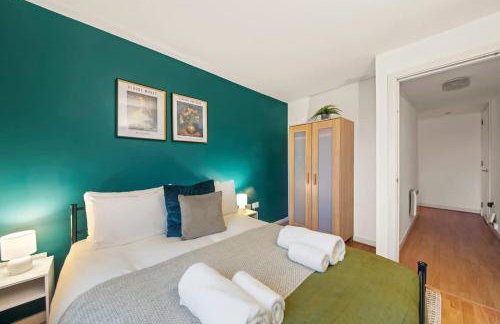 Modern 2 Bed Apartment in Greenwich, 24h Free Parking, Great for Business & Contractors, Sleeps 6 - Photo 17