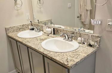 Spacious 4-bedroom house with WiFi, in peaceful Slidell with Lake in backyard - Foto 6