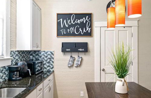 Charming and Historic Bungalow Near All - Foto 13