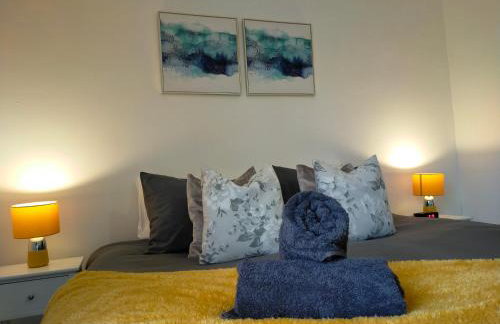 Newly Renovated 3 Bedroom House, 6 beds with 2 showers, near University Town Centre - Foto 1