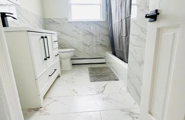 Comfortable 4-BR Family Home with Ample Parking - Foto 8