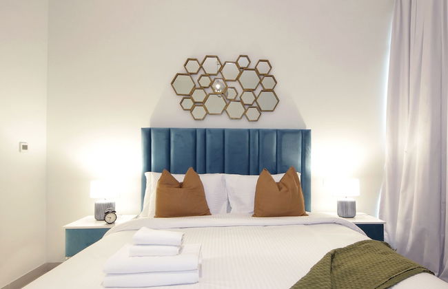 Luxury StayCation - Spacious Apartment Amidst Lush Green Parks - Photo 2