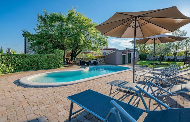 Beautiful Villa With Swimming Pool and Fenced Garden - Foto 13