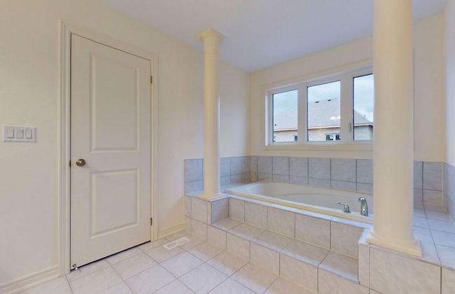 Elegance Modern 4-bedroom Home With Luxury Comforts - Photo 11