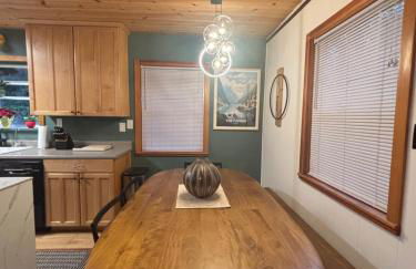 Modern Peaceful Nordic Cabin Near Lake with Pickleball-Basketball Court - Foto 12