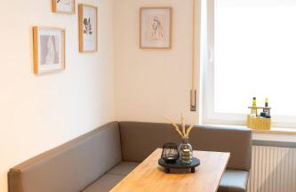 Platz für 8 Pers - C4S Come4Stay Monteure "InnArt" Boxspringbett Einzelbett Töging am Inn, Parkplatz, WLAN, Balkon, Smart TV, voll ausgestatteter Küche, Waschmaschine - Foto 6