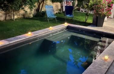 MAS DE VILLE AVEC PISCINE DANS SON COCON DE VERDURE - ESPRIT INDUSTRIEL - Foto 8