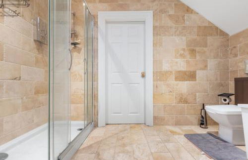 6BR House with Butler, Sauna & Hot Tub in Glasgow - Photo 23