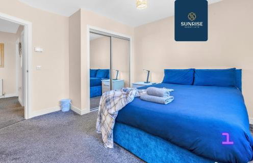 MUIRTON HOUSE - INVOICE and REDUCED PRICE only via SUNRISE SHORT LETS DUNDEE, 4 Bed House, 4 Car Parking, 2 Baths, 5 Smart TVs, Fully Equipped Kitchen, Large Dining and Living Space, Rear Garden, Free WiFi, and ONLY 9 Mins to STANNERGATE Ports - Foto 25