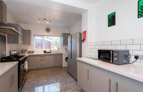 Large House for Groups with Huge Driveway - FREE PARKING - Photo 3