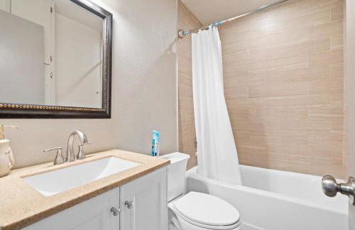 Spacious 4BR w Fenced Yard - Foto 13