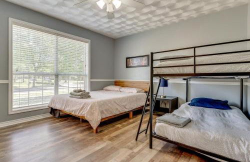 Serene 5BR 2BA Winter Home with Hot Tub & Fire Pit - Foto 18