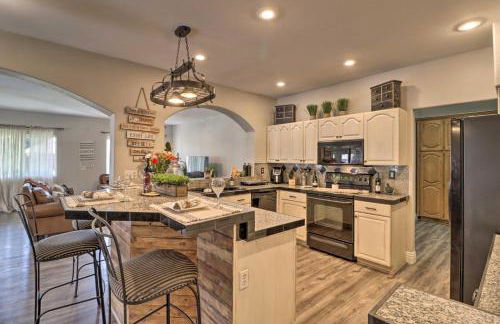 Lavish Family Escape with Game Room in Avondale! - Foto 7