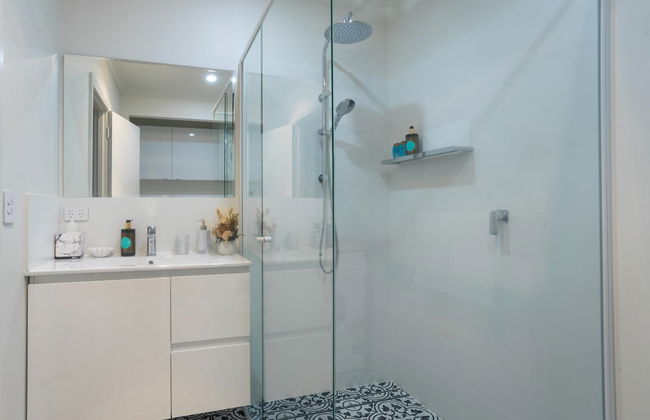 Beautiful Pet Friendly 1BR Cottage With Patio - Photo 3