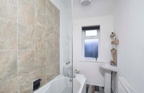 Walk to the Beach- Family-Friendly 4BR-Parking - Foto 25
