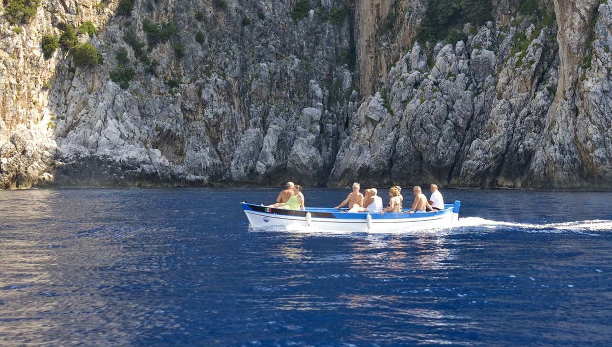 Ruta en barco por el cabo Palinuro