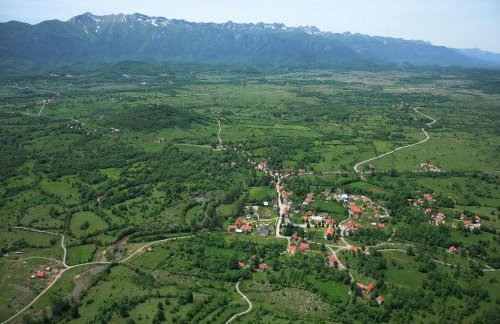 Quiet Country Side Cottage with Private Garden & WiFi near Nature Park Velebit - Foto 24