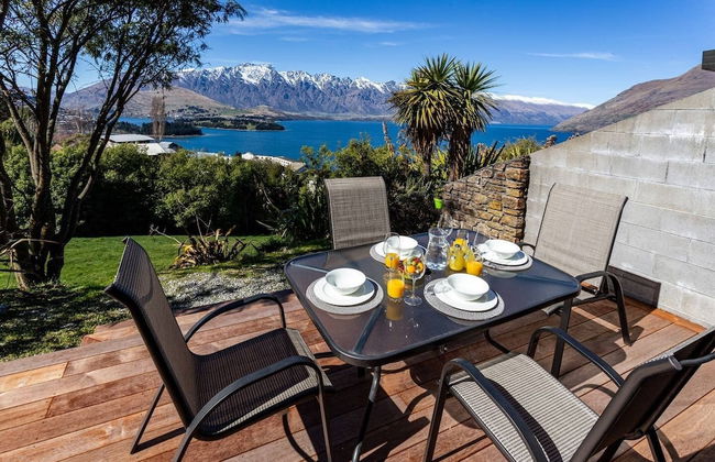 Amazing Lake View Spacious Townhouse with Parking - Photo 17