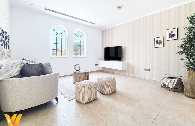 Venduras- Luxe 3BR Villa Jumeirah Park - Photo 9