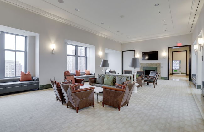 Walkable Alexandria Apts - Photo 3