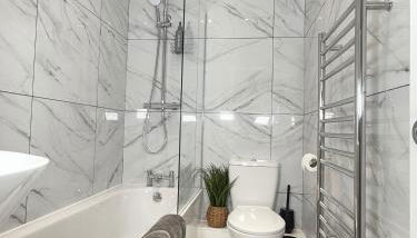'The Luxury Snug' - A Charming Modern Luxury 2-Bed Flat with Parkview - Free Parking - Foto 5, towels, Shower